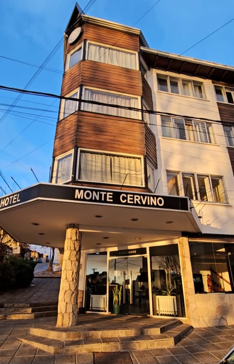 Entrada del Hotel Monte Cervino con luz del atardecer, en la esquina de Mitre y Ruiz Moreno, Bariloche